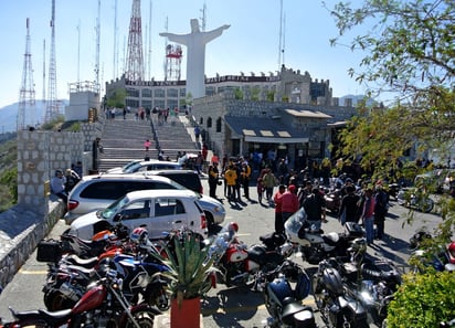 La explanada del monumental Cristo de las Noas, recibió numerosas motocicletas, mostrando los 'bikers' su profunda religiosidad. (ESPECIAL) 