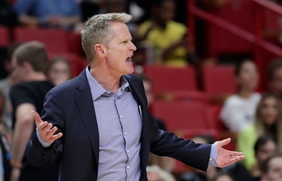 Tras numerosas campañas llenas de éxito, Steve Kerr batalla en las duelas de la NBA. (AP)