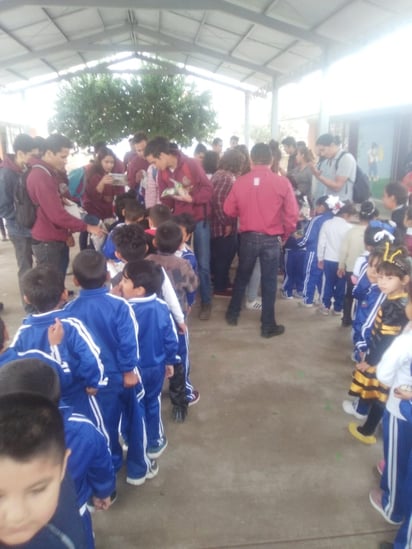 Estudiantes de la Facultad de Arquitectura celebran posada con niños y niñas de área rural de Gómez Palacio. (EL SIGLO DE TORREÒN/EDITH GONZÁLEZ)