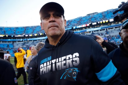 Ron Rivera terminó con marca 76-63-1, y llevó a las Panteras al Super Bowl en 2016. (AP)