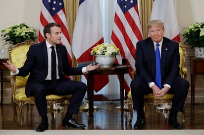 En particular, Trump (d) agradeció a Macron (i) 'el gran trabajo realizado en África'. (AP)