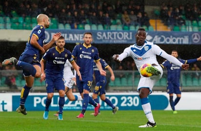 El jugador del Brescia Mario Balotelli (d) patea el balón durante un partido de la Serie A contra Verona. (AP)