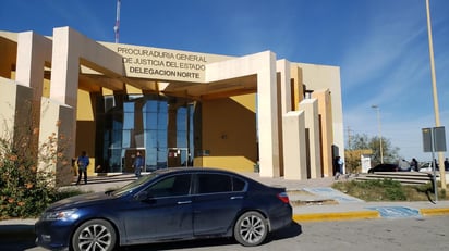 El exterior del inmueble permanecían elementos de la Agencia de Investigación Criminal resguardando el portón. (EL SIGLO COAHUILA)