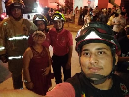 Un grupo de bomberos le llevan regalos. (CAPTURA) 