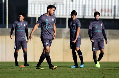 Los juveniles albiverdes cerraron la mañana de ayer su preparación en las canchas de entrenamiento del Territorio Santos Modelo (TSM), para trasladarse vía terrestre a la Sultana del Norte. (TSM)