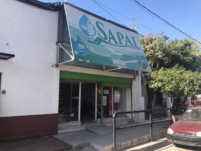 Autoridades educativas y el Sistema de Agua Potable y Alcantarillado se reunieron ayer en las oficinas de éste último organismo. (EL SIGLO DE TORREÓN)