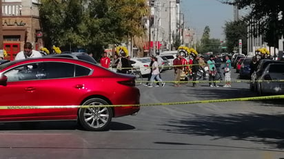 A bordo de su auto joven recibe cuatro disparos, uno de ellos en la cabeza, su estado de salud es grave. (EL SIGLO DE TORREÓN)