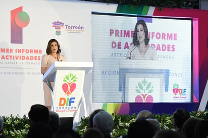 La presidenta honoraria del DIF Torreón, Astrid Casale de Zermeño, hizo un reconocimiento a todas las áreas de las direcciones que participan en los programas. (FERNANDO COMPEÁN)