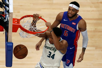 Giannis Antetokounmpo (34) metió 35 puntos en la paliza de los Bucks 127-103 sobre los Pistones de Detroit. (AP)