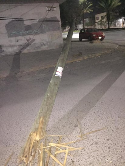 Conductor de pesada unidad choca contra poste de madera y lo derriba, después huyó con rumbo desconocido. (EL SIGLO DE TORREÓN)