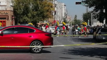 Grupos de danzantes se encontraban peregrinando en el Centro de la ciudad cuando ocurrieron las detonaciones. (EL SIGLO DE TORREÓN)