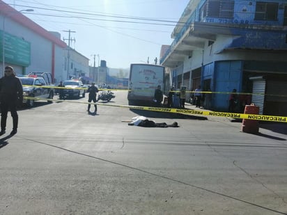 En el lugar del accidente la autoridades ubicaron a la mujer con la cabeza aplastada y exposición de masa encefálica, lo que le provocó la muerte inmediata, quedando el área acordonada por parte de los agentes de la Policía Municipal.
(EL SIGLO DE TORREÓN)