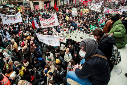 Las manifestaciones contra la reforma de las pensiones del presidente francés, Emmanuel Macron, reunieron este jueves a 806,000 personas en todo el país. (EFE) 