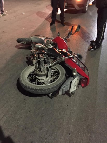 Por manejar en estado de ebriedad, motociclista pierde el control y choca con auto estacionado. (EL SIGLO DE TORREÓN)