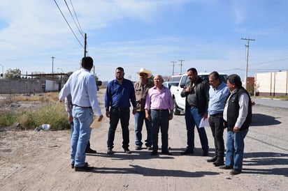 El delegado del IMSS acudió para ver los terrenos que proponen en Madero para el hospital. (EL SIGLO DE TORREÓN / MARY VÁZQUEZ) 