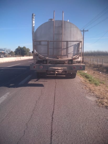 Vehículos quedaron varados sobre la Gómez Palacio-Tlahualilo tras el incidente de tránsito. (EL SIGLO DE TORREÓN)