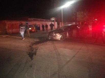 El accidente sucedió a las 2:45 de la madrugada del jueves en el cruce de la calle monte Aconcagua y avenida Paseo Central. (EL SIGLO DE TORREÓN)