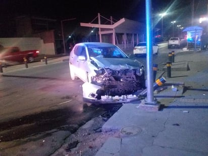 Carla salió proyectada con su camioneta contra unos tubos de protección, propiedad del municipio, de los cuales derribó uno. (EL SIGLO DE TORREÓN)