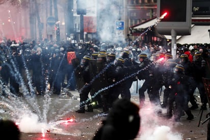 El Gobierno francés prometió este viernes una aplicación progresiva de su proyecto de reforma de las pensiones con la esperanza de frenar las protestas. (ARCHIVO) 