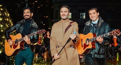  Reik interpretó canciones navideñas y algunos éxitos en el escenario dorado de The Golden Symphony. (ESPECIAL)