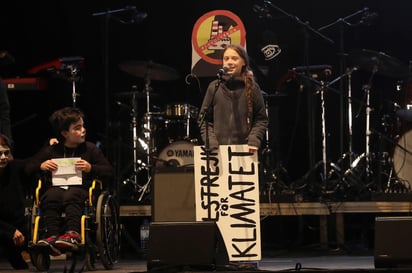 En su intervención, con la que se cerró la Marcha por el Clima de Madrid, la adolescente subrayó que los políticos 'tienen que hacer su trabajo'. (EFE)