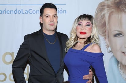 La llegada de la pareja llamó la atención. Aunque Lyn May iba cubierta con un abrigo negro que la protegía de la baja temperatura nocturna, su novio lució de pies a cabeza ropa y joyería de la marca Versace.
(ARCHIVO)