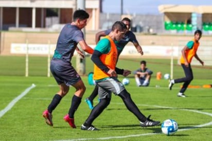 Los elementos que no vieron actividad en los primeros 90 minutos, realizaron futbol en canchas de entrenamiento del TSM, en donde estuvo muy participativo el auxiliar técnico de la filial, Rafa Figueroa.(CORTESÍA)