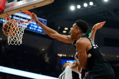 Giannis Antetokounmpo clava el balón durante el juego de ayer, en el que anotó 27 puntos, en la victoria de Bucks 119-91 sobre Clippers. (AP)