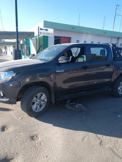 Mujer resultó lesionada luego de chocar con su bicicleta contra una camioneta.