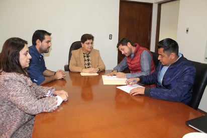 Autoridades municipales y representantes de la empresa formalizaron el convenio para instalar la industrializadora de maíz.