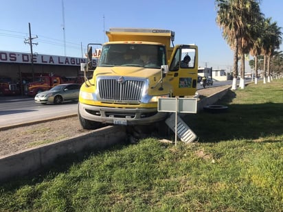 La unidad siniestrada es un tractocamión de la marca International, color amarillo, de reciente modelo, con número económico 08. (EL SIGLO DE TORREÓN)
