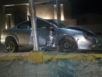 
Tras el choque, el sujeto huyó para dejarla la unidad abandonada. (EL SIGLO DE TORREÓN)