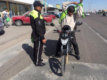 Integrantes de la Mesa de Seguridad y Justicia entregaron chalecos reflejantes en las principales vialidades de Gómez Palacio y Lerdo. (EL SIGLO DE TORREÓN) 