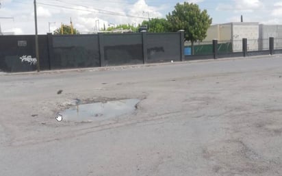 En la calle Gilberto Rodríguez del fraccionamiento Latinoamericano, que da acceso a Residencial Punta Diamante, se visualizan grandes baches y los vecinos piden atención de las autoridades. (EL SIGLO DE TORREÓN)