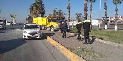 El camión materialista se salió del camino y derribó el poste de una luminaria. (EL SIGLO DE TORREÓN)