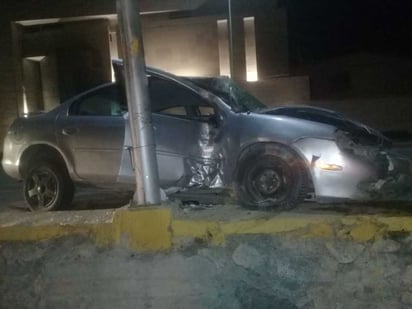 Tras chocar contra luminaria, conductor abandona su vehículo y huye corriendo del lugar del accidente. (EL SIGLO DE TORREÓN)