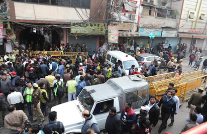 Un cortocircuito, según las autoridades, desencadenó en la madrugada de este domingo un potente incendio en una fábrica de Nueva Delhi que causó la muerte de 43 personas y dejó 16 heridos, en su mayoría trabajadores, que se encontraban durmiendo en el interior del edificio. (EFE)