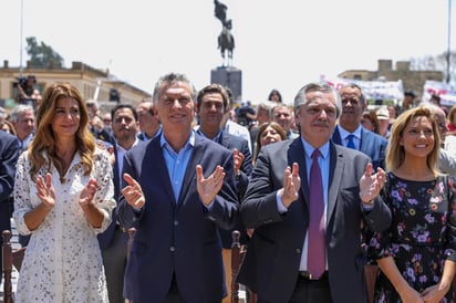 Ambos adversarios políticos se sentaron juntos durante el servicio y se abrazaron al final, en el momento en el que se dieron la paz, entre sonrisas y un intercambio de palabras, dos días antes del traspaso de poderes. (EFE)