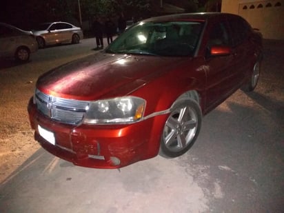 Conductor de auto choca contra otra unidad, arrolla al conductor, derriba pluma de fraccionamiento y huye corriendo. (EL SIGLO DE TORREÓN)