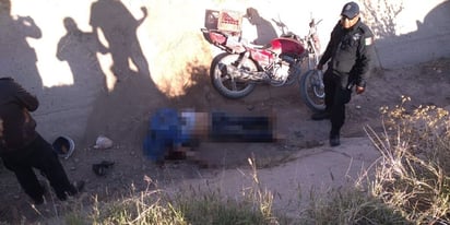 Motociclista pierde la vida luego de sufrir accidente; se impactó en los límites del canal de riego. (EL SIGLO DE TORREÓN)