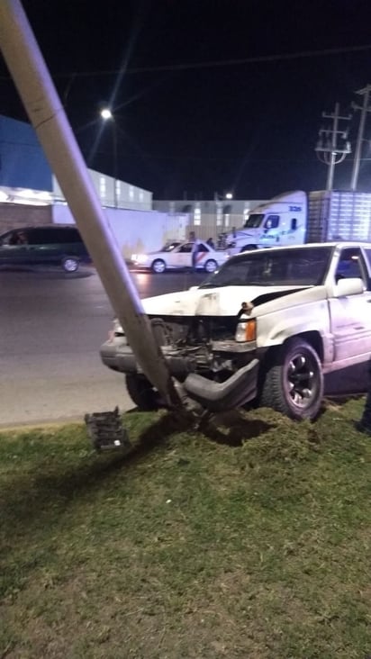 El conductor de la camioneta Jeep Cherokee deberá pagar los daños ocasionados al municipio. (EL SIGLO DE TORREÓN)