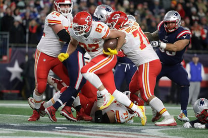 El ala cerrada de los Jefes, Travis Kelce, anota en el juego de ayer. (AP)