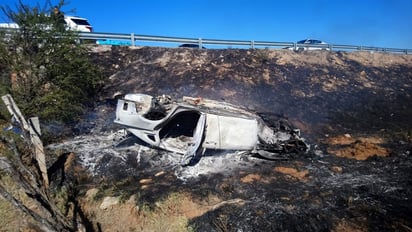 Tras salir del camino y caer varios metros, la unidad terminó sobre su toldo y se incendió. (EL SIGLO DE TORREÓN)