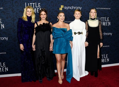 Las actrices desfilaron sonrientes y relajadas por la alfombra roja que se realizó la noche del sábado. (AP)