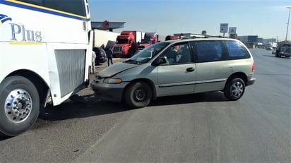 Según los primeros peritajes, una camioneta Dodge Voyager de color arena, con placas de circulación FPD-90-14 del estado de Coahuila, se desplazaba por la vialidad mencionada sobre los carriles circulación de Torreón a Lerdo.
(EL SIGLO DE TORREÓN)