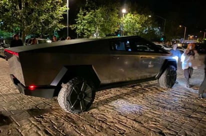 El magnate Elon Musk no ha podido resistir exhibir su nueva creación, la camioneta 'pickup' eléctrica Cybertruck, y decidió darse una vuelta por Los Ángeles (EUA) en el vehículo. (ARCHIVO) 