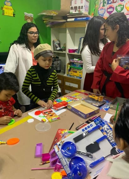 Universitarios acudieron a brindar un momento de alegría a niños del Hospital Infantil en Torreón. (ARCHIVO)