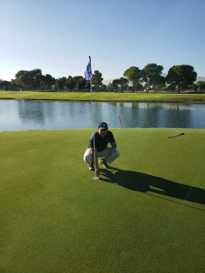 El afortunado golfista sacó la pelota del hoyo después del golpe de salida. (ESPECIAL) 