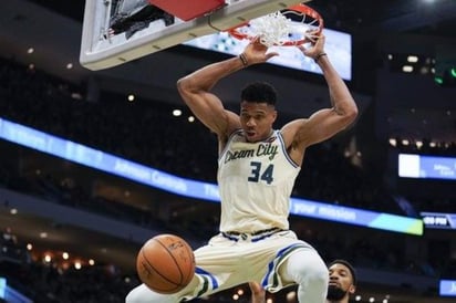 Giannis Antetokounmpo metió 32 puntos y bajó 15 rebotes, en la victoria de los Bucks 110-101 sobre el Magic de Orlando. (AP)