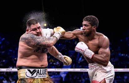 Andy Ruiz (i) no tuvo una buena preparación para la pelea de revancha contra Anthony Joshua, quien lo derrotó con facilidad. (AP)